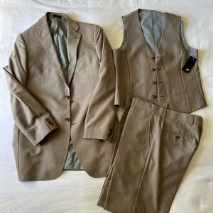 Elegant Men's 3piece Beige Suit Set